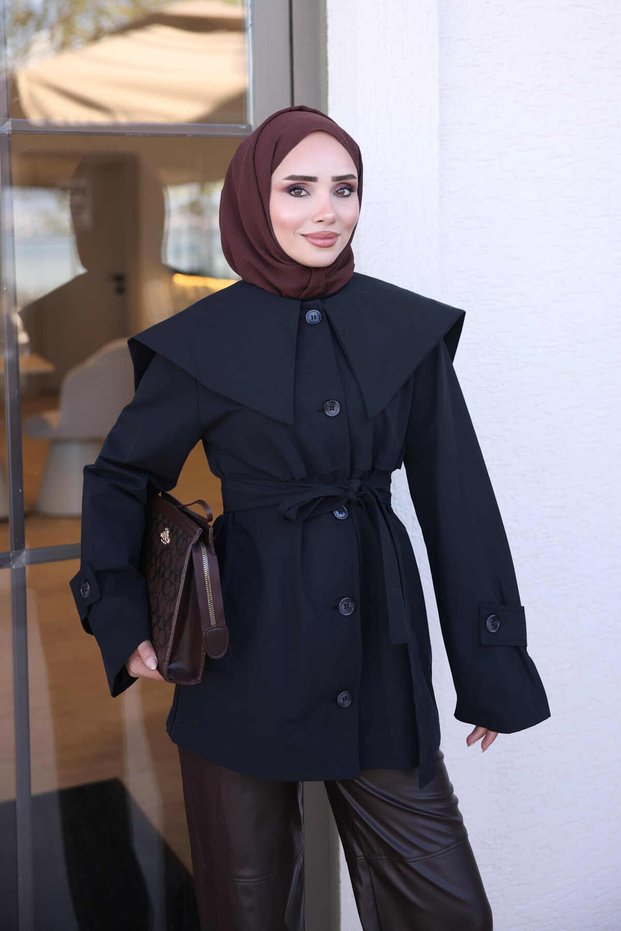 معطف قصير أسود اللون، مبطن من الداخل، بياقة على شكل "بيبي".