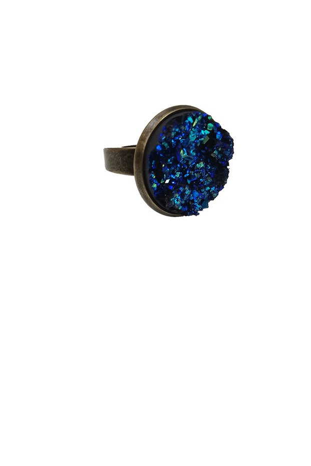 Minimalist resin ring with geode effect and adjustable base