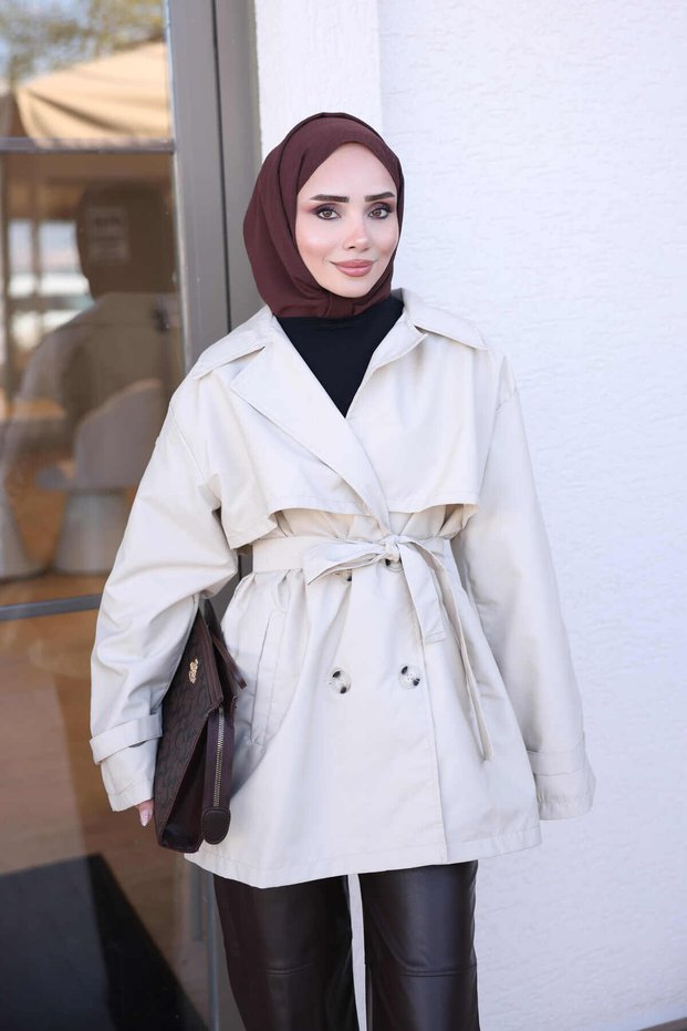 معطف قصير بيج اللون، بتصميم حزام، وبطانة داخلية.