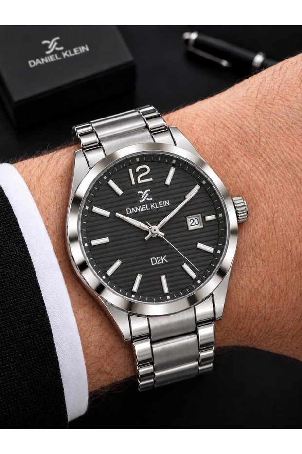 30-Meter Water-Resistant Custom-Designed Men's Wristwatch with Steel Bracelet and Calendar, Model VS.BLKT.1280