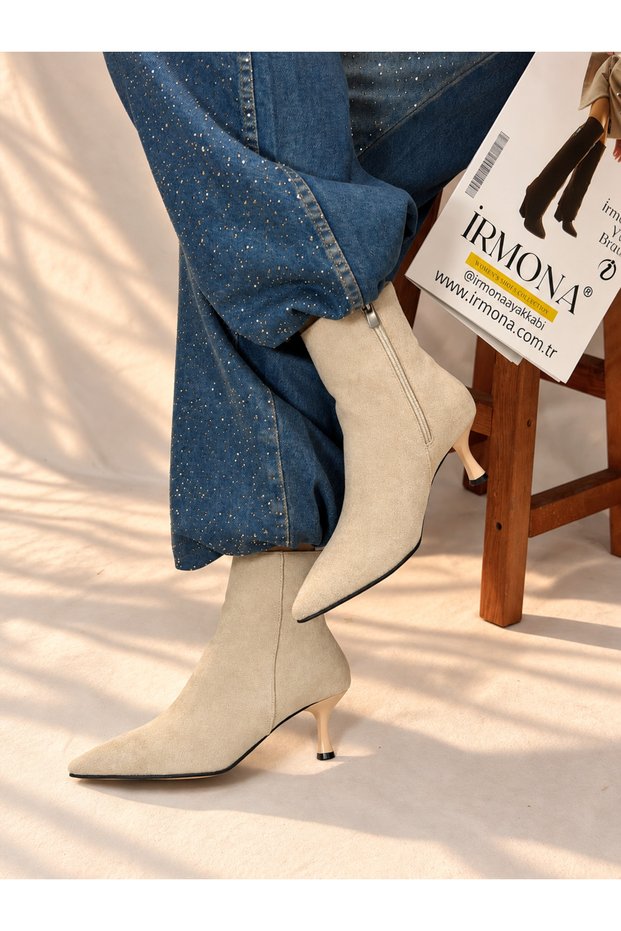 Helen Beige Cow Suede 7 cm Heel Pointed Toe Boots Botti̇e