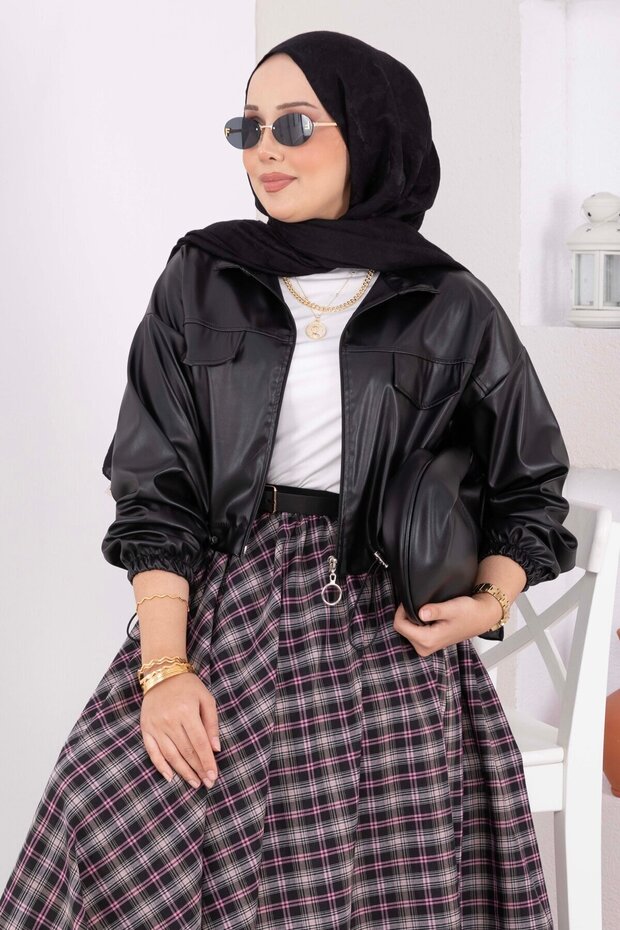 جاكيت جلد قصير بسحاب، لون أسود.