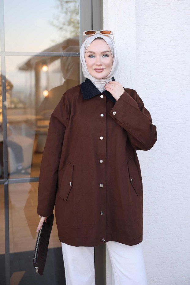 سترة كبيرة الحجم باللون البني مع جيوب وأزرار كبس.