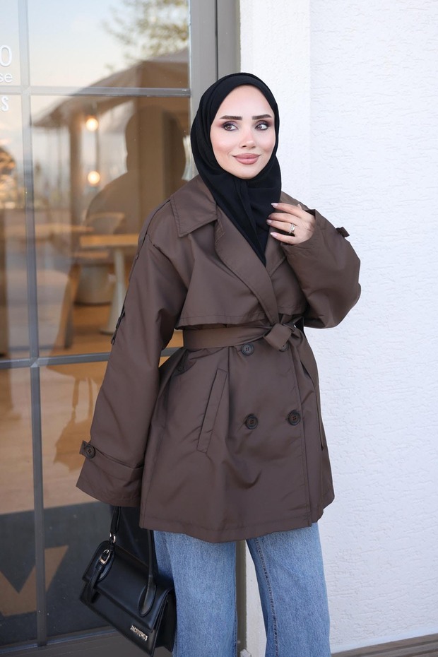 معطف قصير ببطانة وحزام، باللون البني.