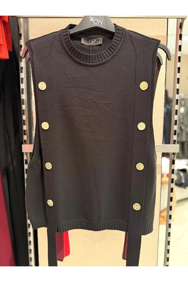 On Fashion Button-Down Crew-Neck Sweater 69310