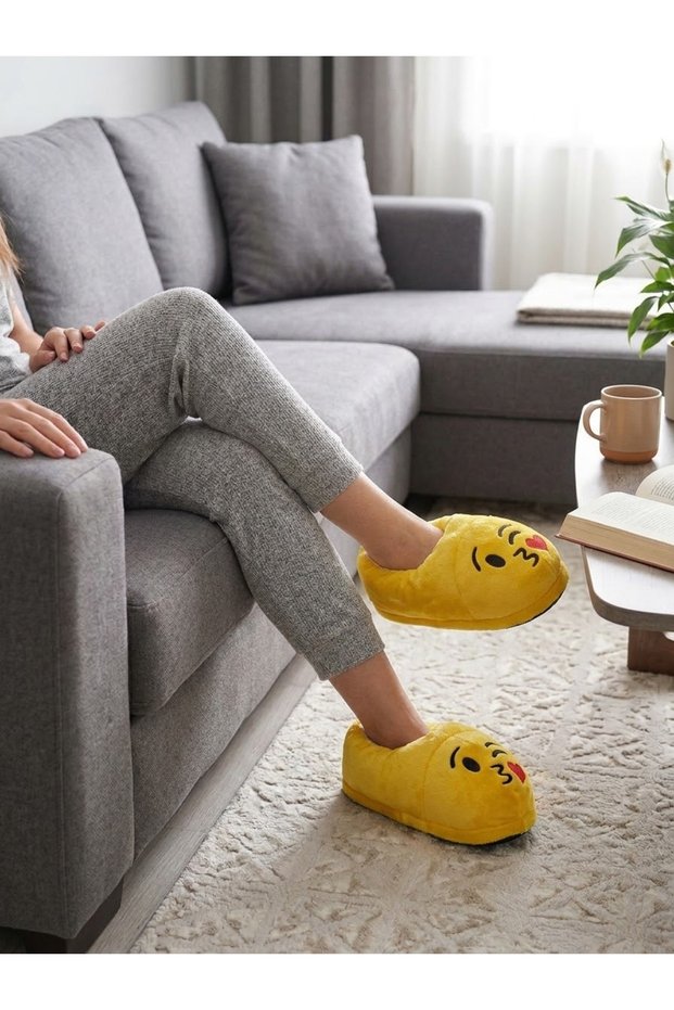 HEART-SHAPED KISS EMOJI DESIGN SOFT PLUSH HOUSE SLIPPERS WITH NON-SLIP SOLES COMFORTABLE HOUSE SLIPPERS