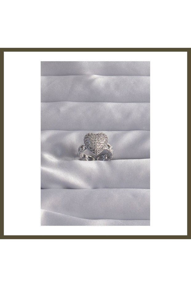 Silver-Tone Curved Ring with Zircon Stones and Rice-Patterned Setting BX