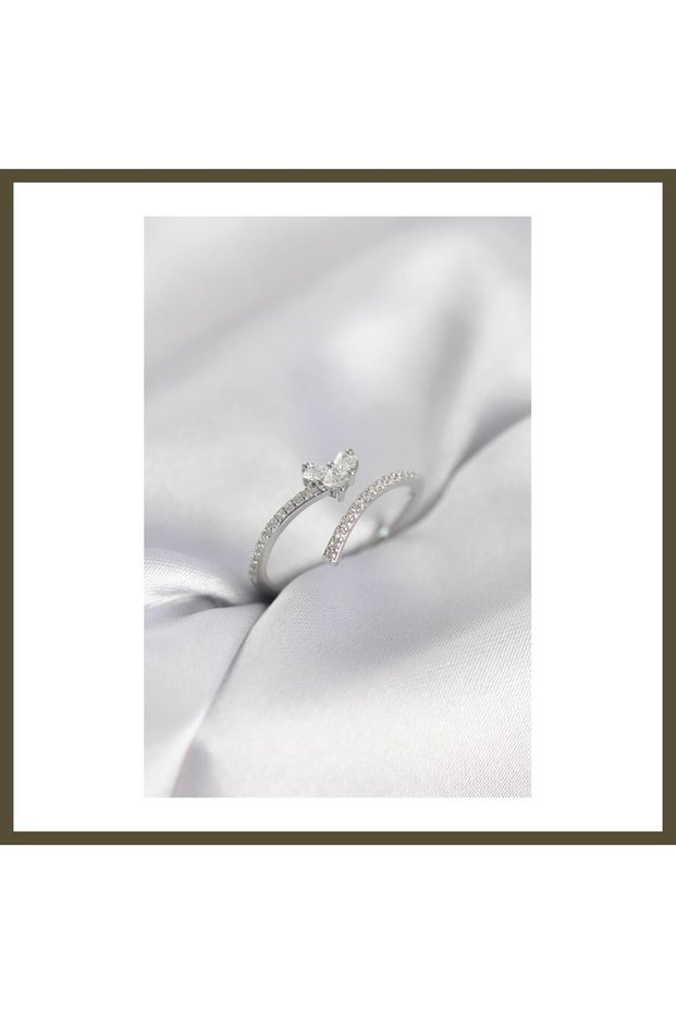 Silver-Colored Modal Women's Ring with Zircon Stones and a Tail Design BX
