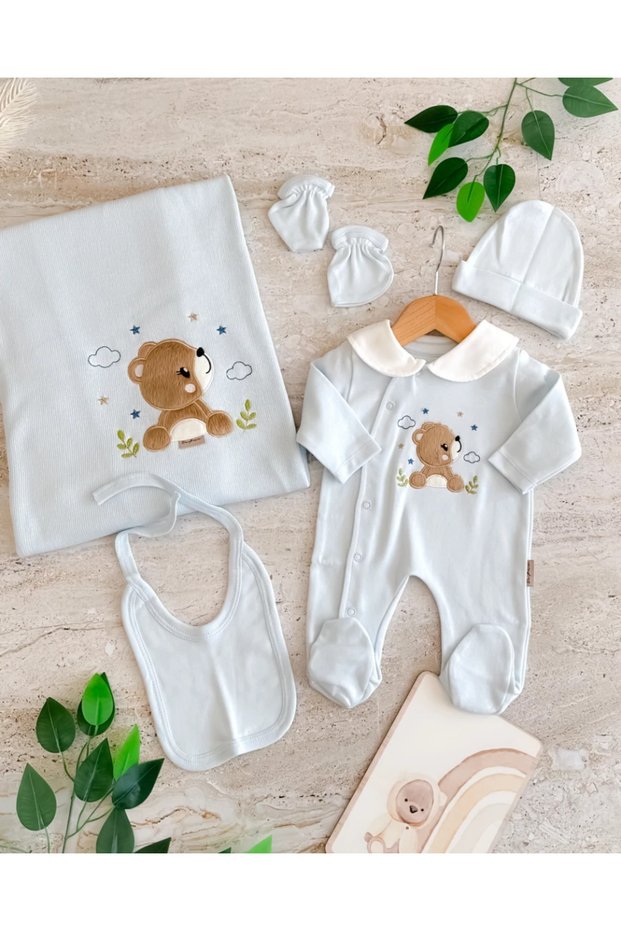 5-Piece Newborn Set with a Cute Brown Teddy Bear Print and a Mercerized Blanket