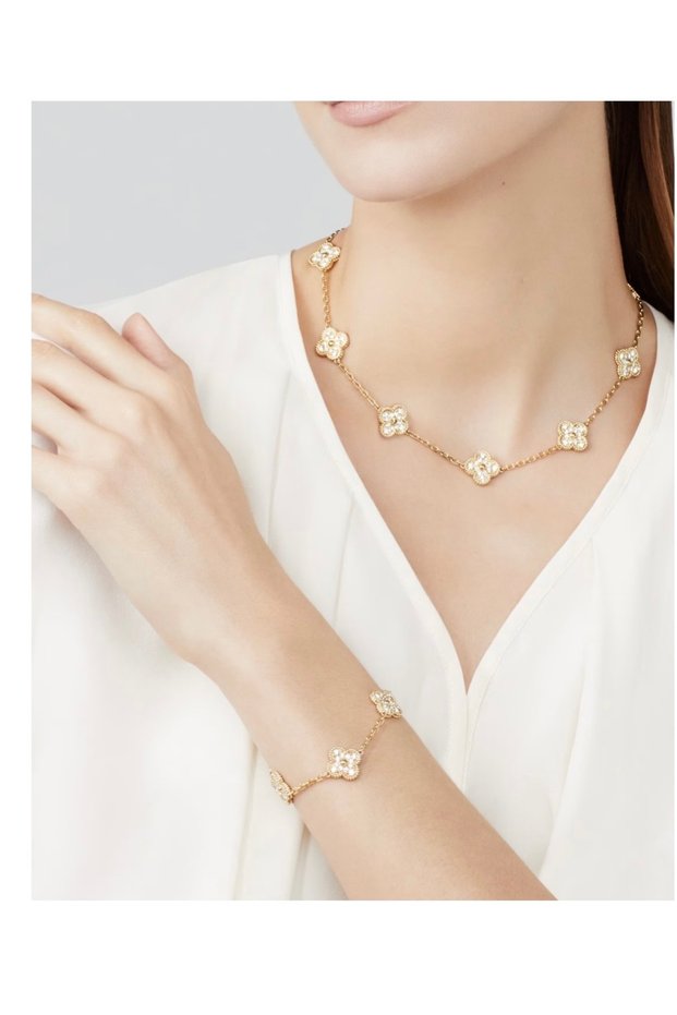 İTHAL MARKA VIP TAŞLI YONCA GOLD SET