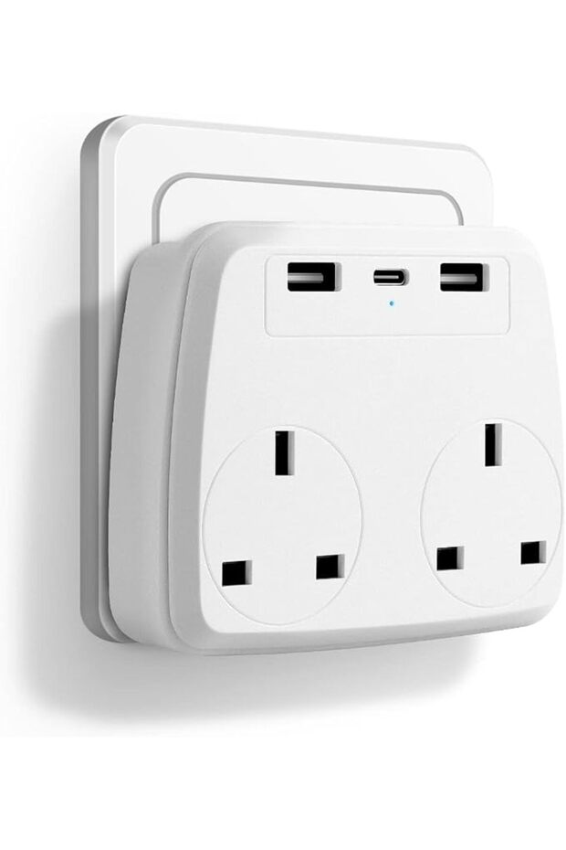 محول طاقة متعدد المنافذ مع منفذي USB، وشاحن حائط مزدوج، ومقبس كهربائي مزدوج.