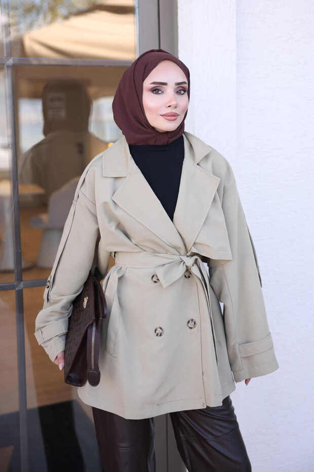 معطف قصير بياقة مزدوجة وحزام من ماركة أوليف.