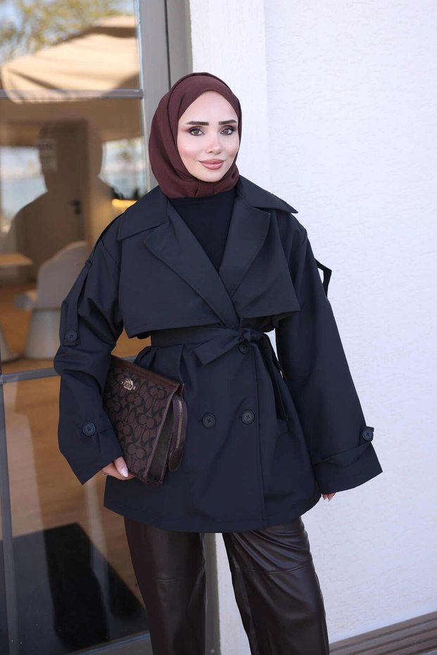 معطف قصير أسود اللون، بتصميم حزام معدني، وبطانة داخلية.
