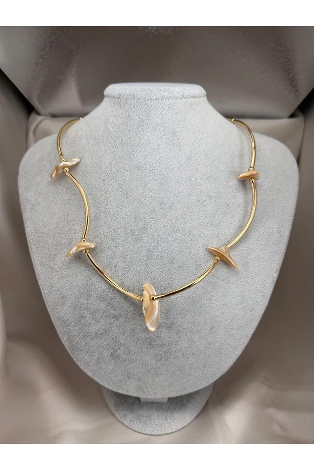 MODERN, STYLISH WOMEN'S NECKLACE WITH A CURVED METAL DESIGN FEATURING ASYMMETRICAL BEADS