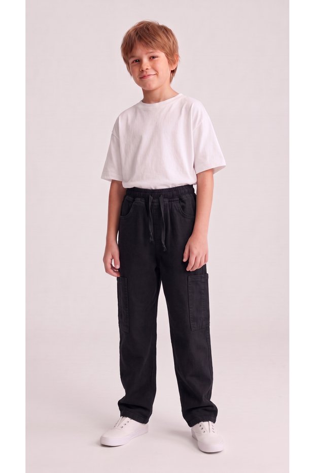 CHILDREN'S BLACK PANTS WITH ELASTIC WAISTBAND, CARGO POCKETS, AND A RELAXED FIT