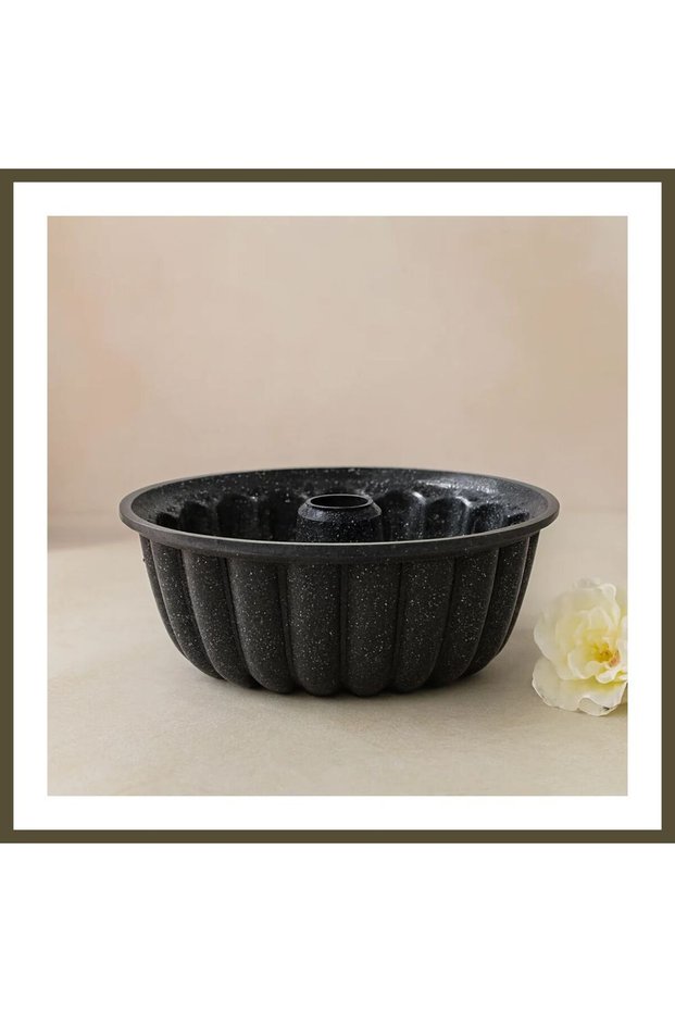 Cast Iron Cake Pan with Center Hole and Slits, 25 cm x 9.5 cm (W x H)