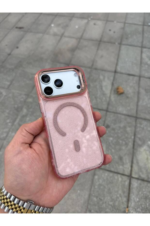 غطاء سيليكون شفاف لامع باللون الوردي الفاتح، متوافق مع هاتف Apple iPhone 15 Plus، مع حامل مدمج بتقنية MagSafe.