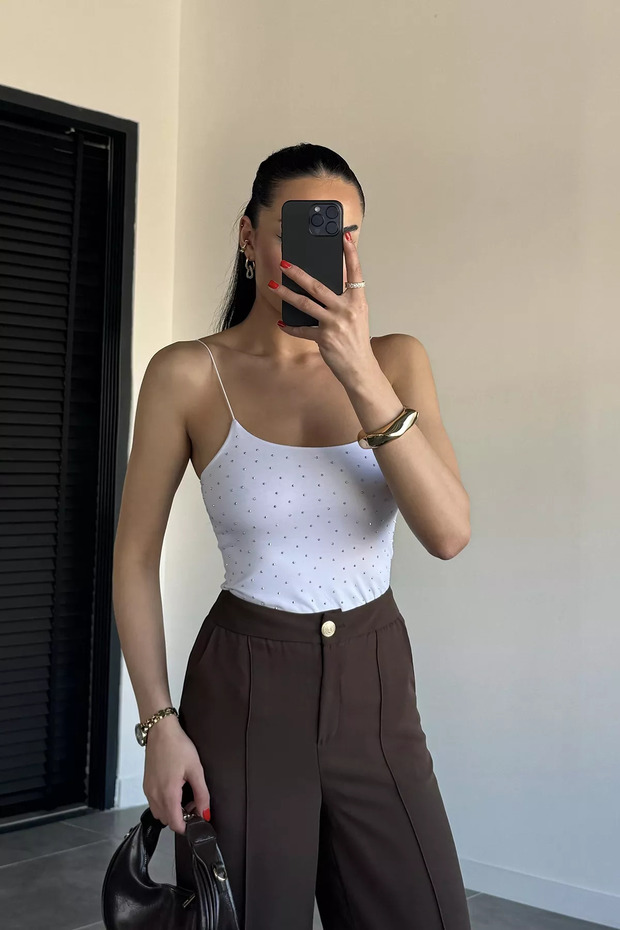 بلوزة نسائية بحزام حبل مزينة بالأحجار