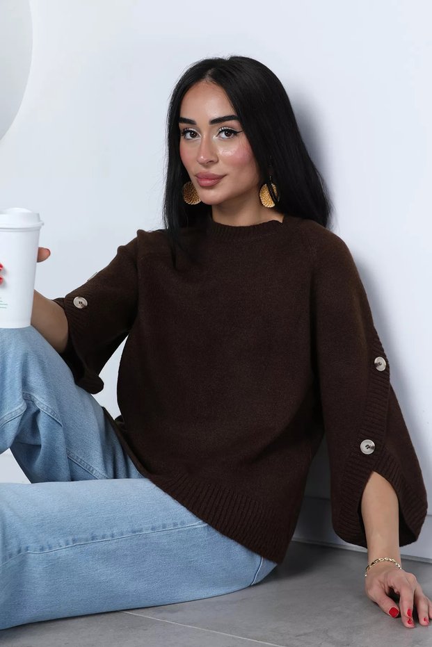 Gülseli Crew Neck Knit Sweater with Button Detail.