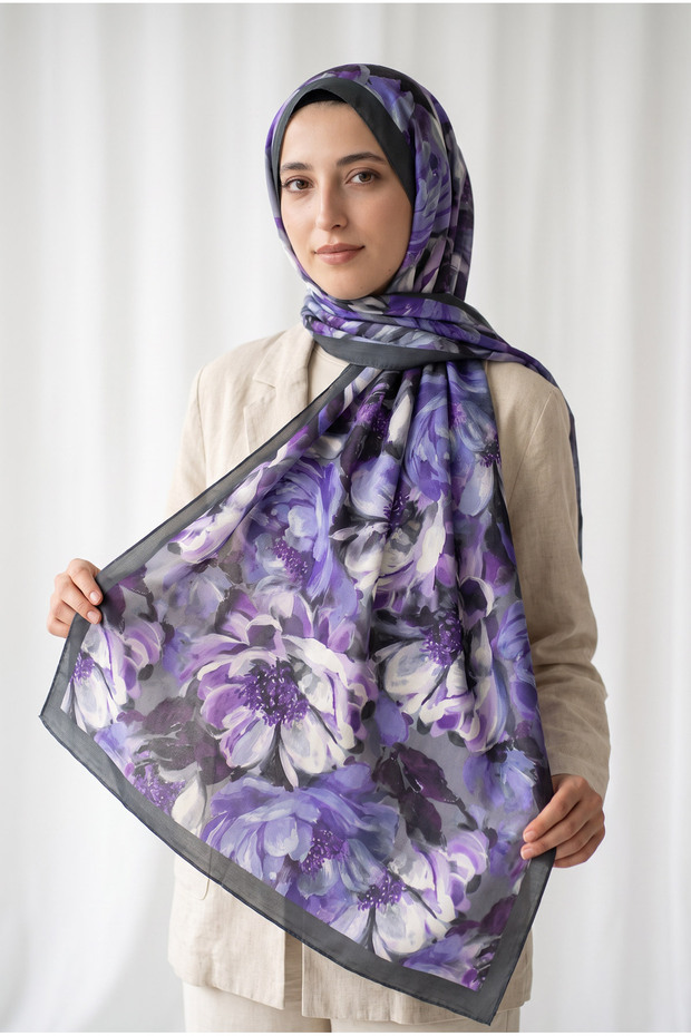 Patterned women's shawl