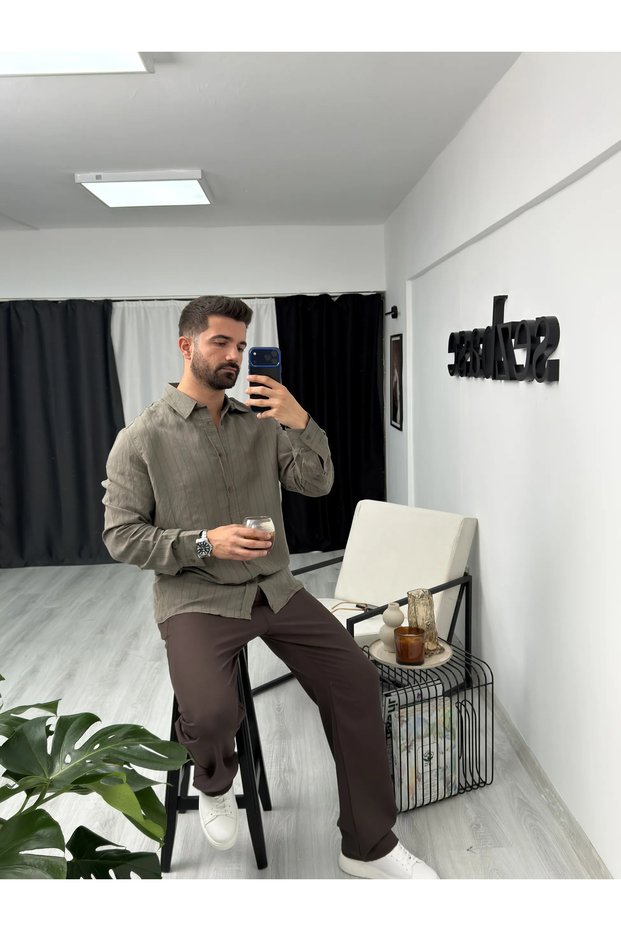 قميص قطني فضفاض بخطوط عريضة للرجال.