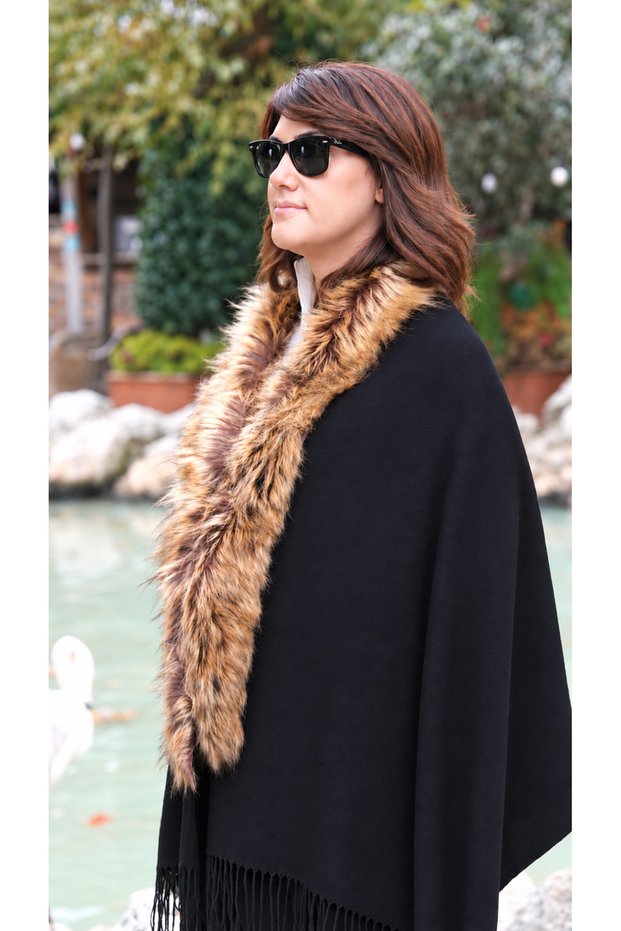 Fur-Trimmed Soft-Textured Poncho with Tassels