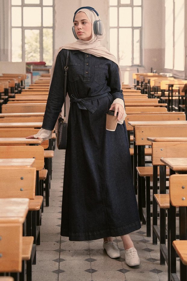فستان ليز طويل من الدنيم باللون الأزرق الداكن