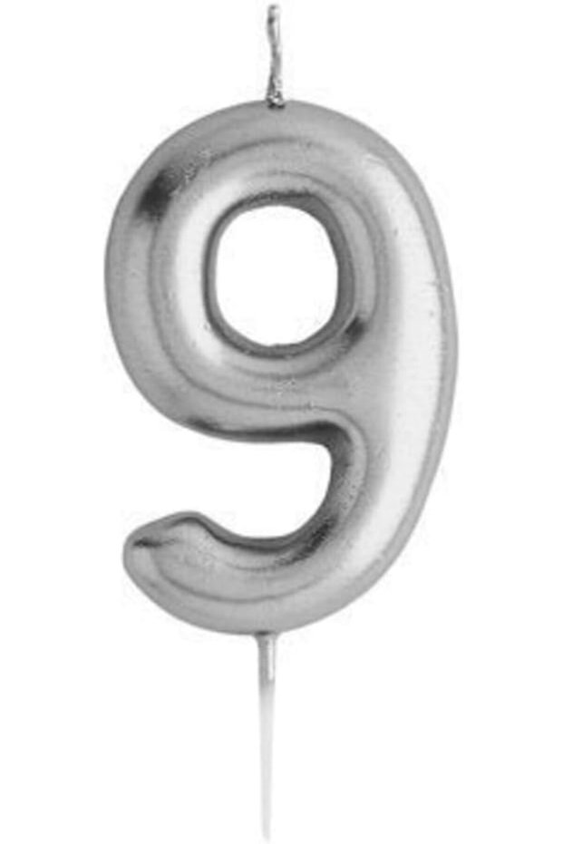 شمعة فضية على شكل الرقم '9'
