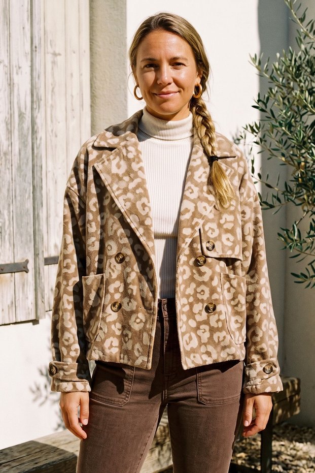 Italian Beige Jacket with Collar, Long Sleeves, Buttons, and Pockets—Casual Jacquard Woven Velvet Jacket 64 64