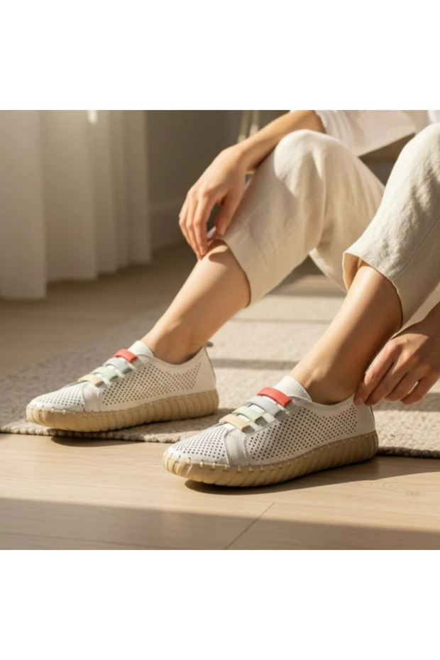 Pantofi din piele albă BB5332