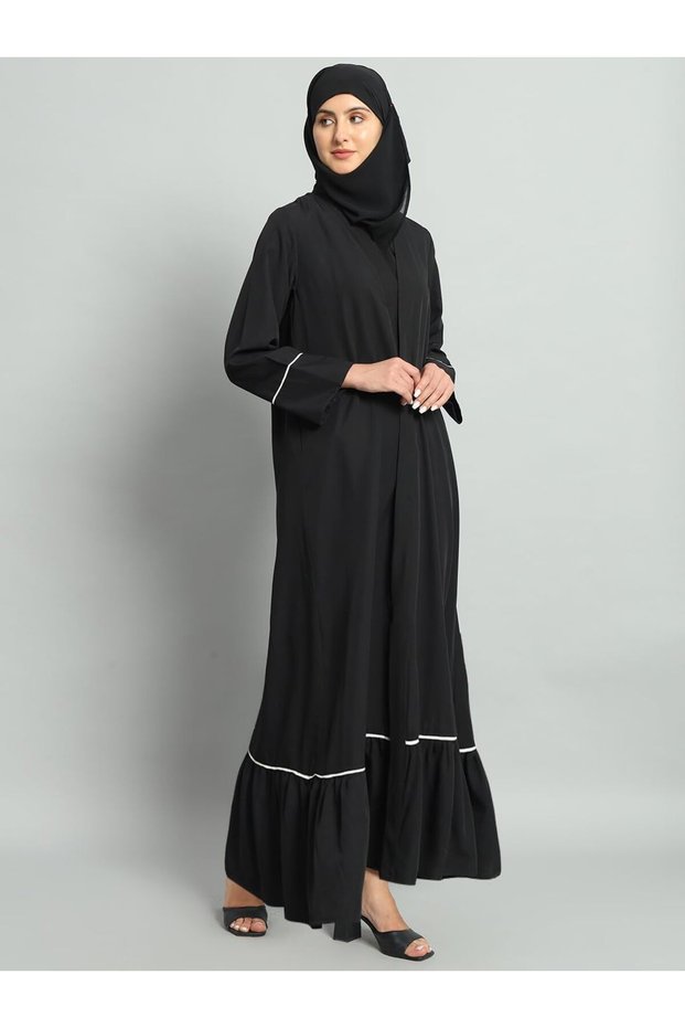 ترتدي النساء العربيات عباءة مع حجاب.