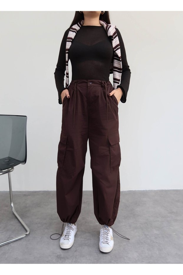 Parachute cargo pants with elastic cuffs