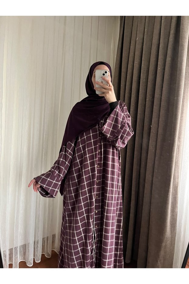 فرايس بياقة طويلة وأزرار، طولها 140 سم.