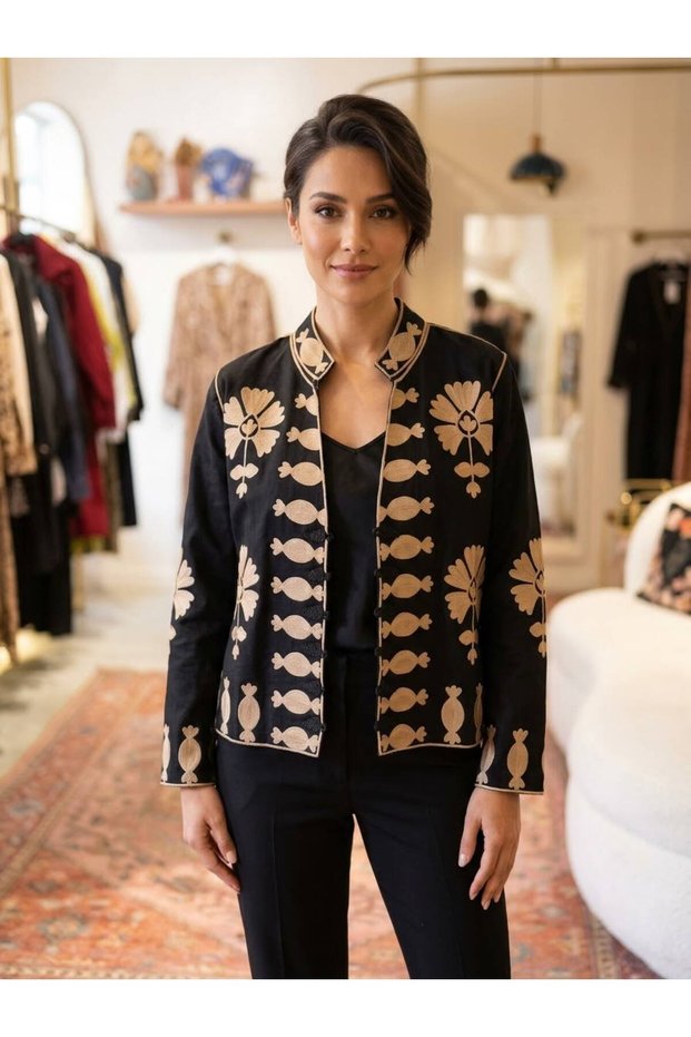 Latte embroidered chinese-style button-down jacket - black