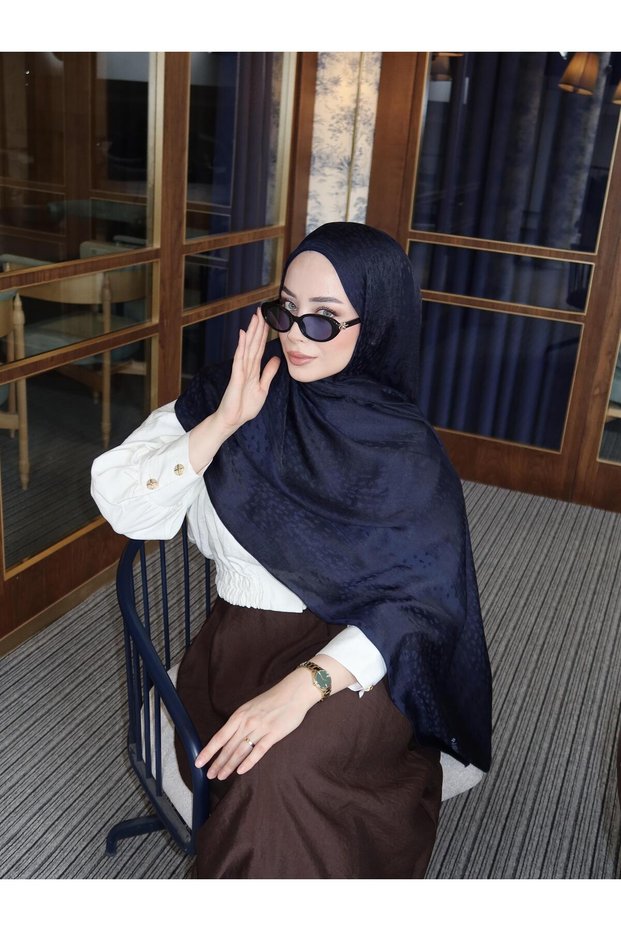 Giraffe-Patterned Jacquard Shawl
