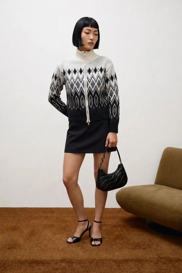 سترة تريكو بنمط «MY FASHION» بقصّة عادية