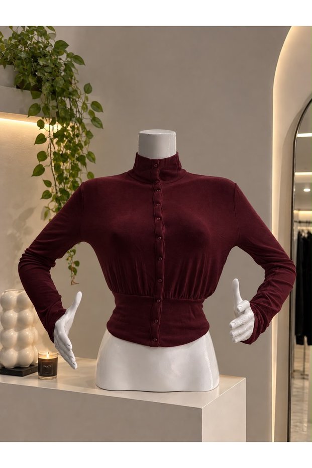 32190 Detailed Top with Snap-Fastened Closure in the Front