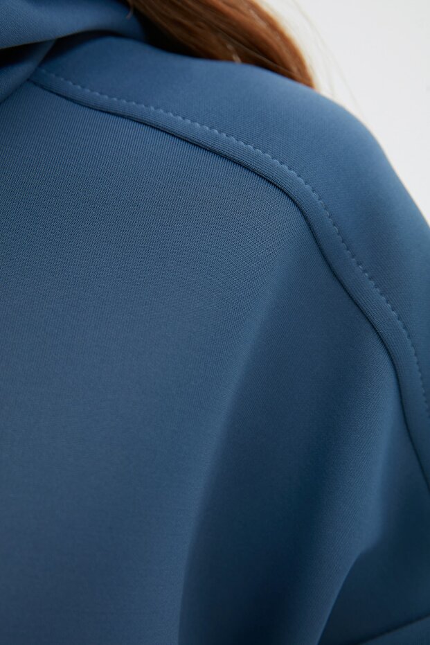 Sötétkék nagyméretű búvárpulóver - kapucnival és zsebbel TCTAW22TW0151 - 7