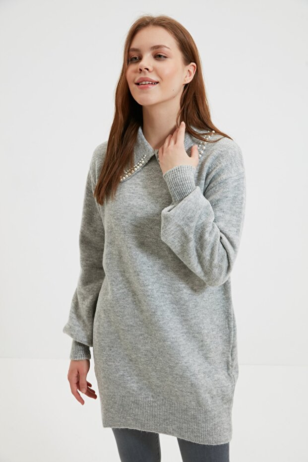 Szary dziecięcy sweterek z kołnierzykiem i perłami, z miękkiej dzianiny TCTAW22AK0238 - 1