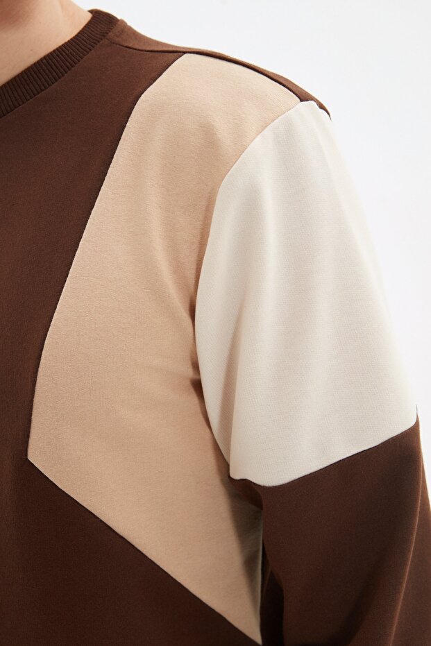 Kahverengi Regular/Normal Kesim Uzun Kollu Panelli Şardonsuz Sweatshirt TMNAW22SW0750 - 4
