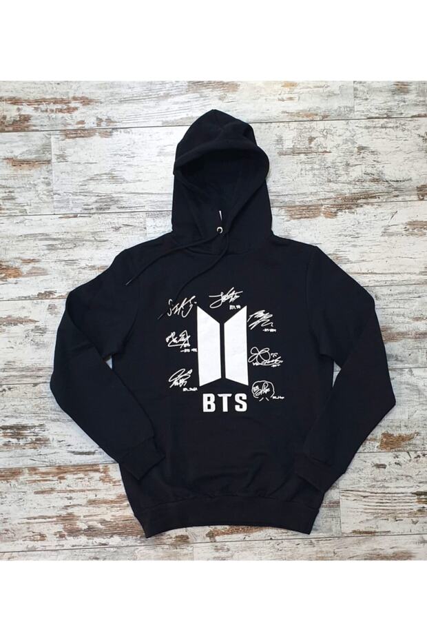 سويت شيرت بغطاء للرأس وطبعة توقيع BTS للجنسين باللون الأسود