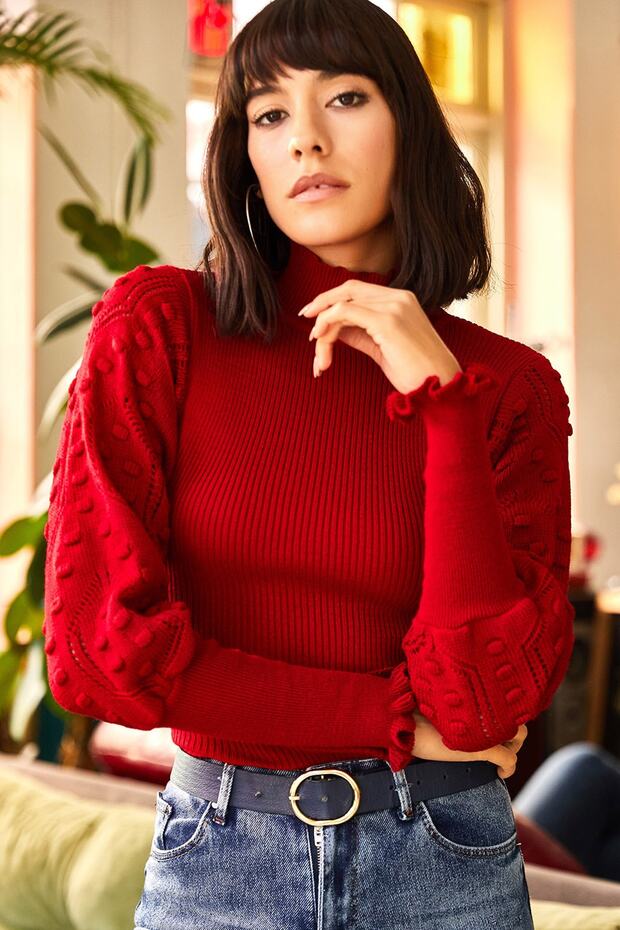 Damski sweter z bordowo-czerwonymi rękawami, szczegółowym stójką, prążkowanym swetrem z dzianiny KZK-19000383 - 1