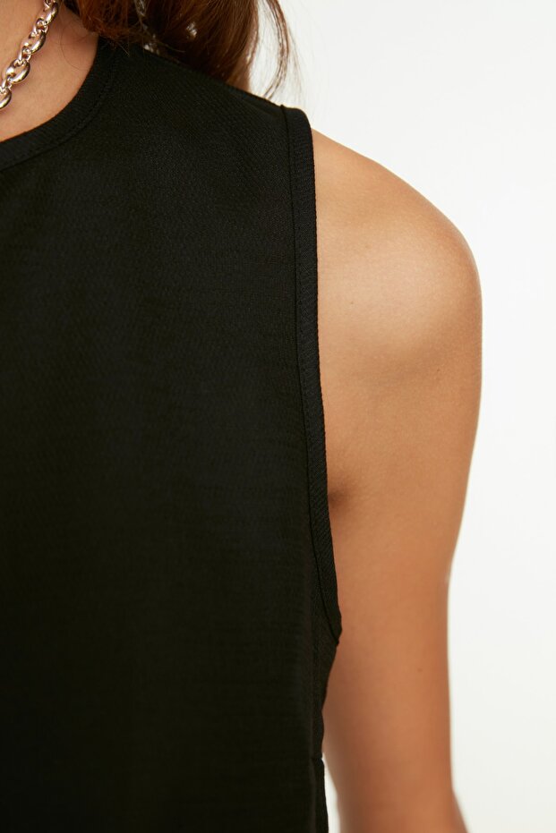 Siyah Kolsuz Crop Dokuma Keten Görünümlü Bluz TWOSS22BZ0246 - 5