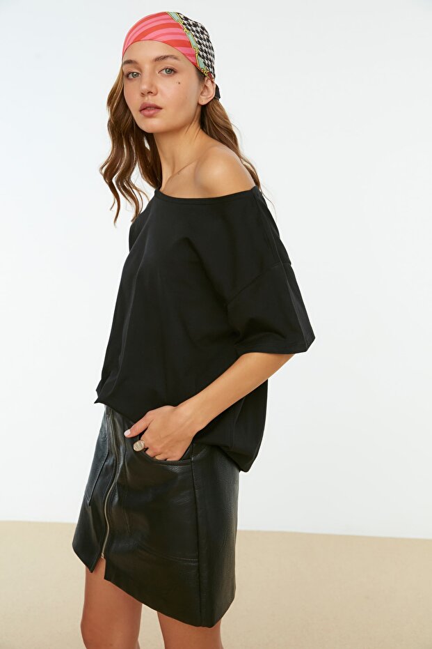 Siyah %100 Pamuk Oversize/Geniş Kalıp Kayık Yaka Örme T-Shirt TWOSS20TS0140 - 3