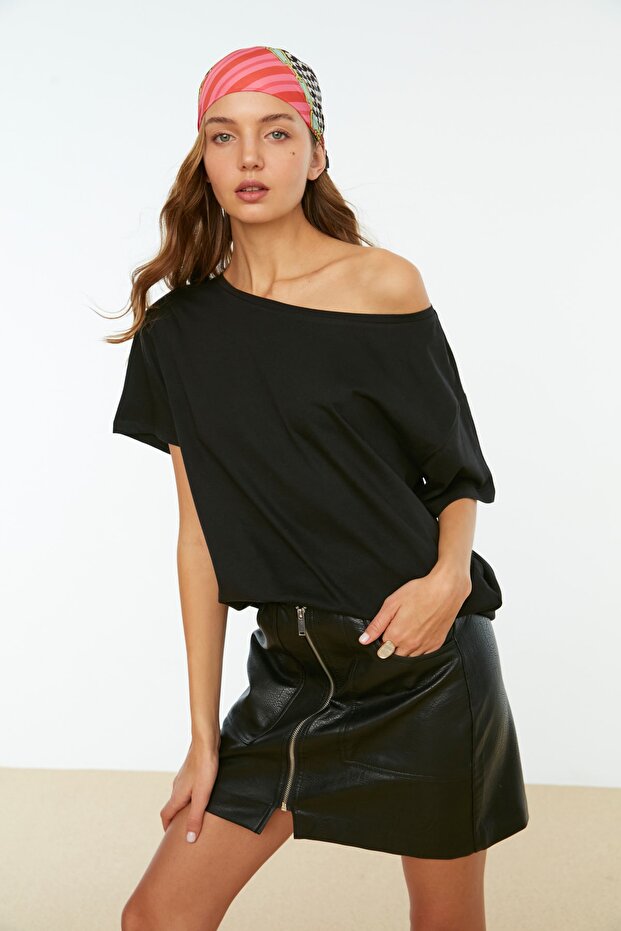 Siyah %100 Pamuk Oversize/Geniş Kalıp Kayık Yaka Örme T-Shirt TWOSS20TS0140 - 4