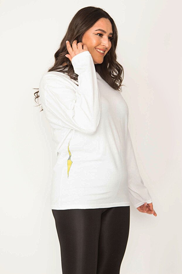 سويت شيرت نسائي من نسيج القطن ذو حجم كبير ورقبة دائرية وطباعة خلفية مفصلة 65n31024 - 3