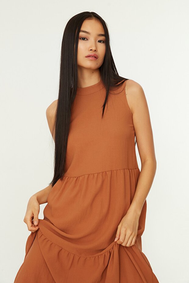 Kamelfarbenes, weit geschnittenes Webkleid TWOSS20EL1864 - 5
