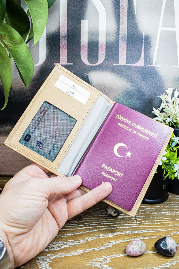 حامل جواز سفر من الجلد الطبيعي الكريمي