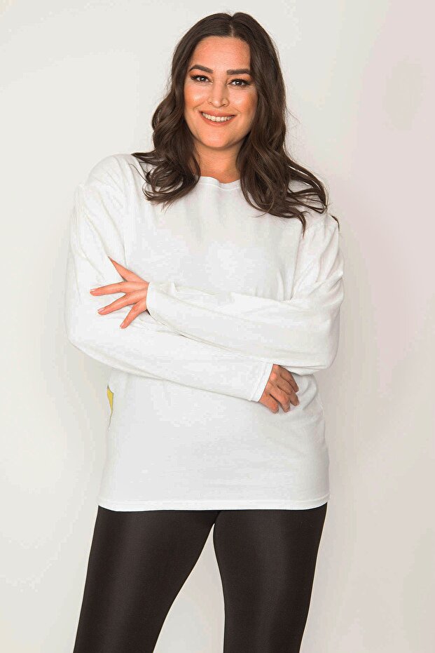 سويت شيرت نسائي من نسيج القطن ذو حجم كبير ورقبة دائرية وطباعة خلفية مفصلة 65n31024 - 2