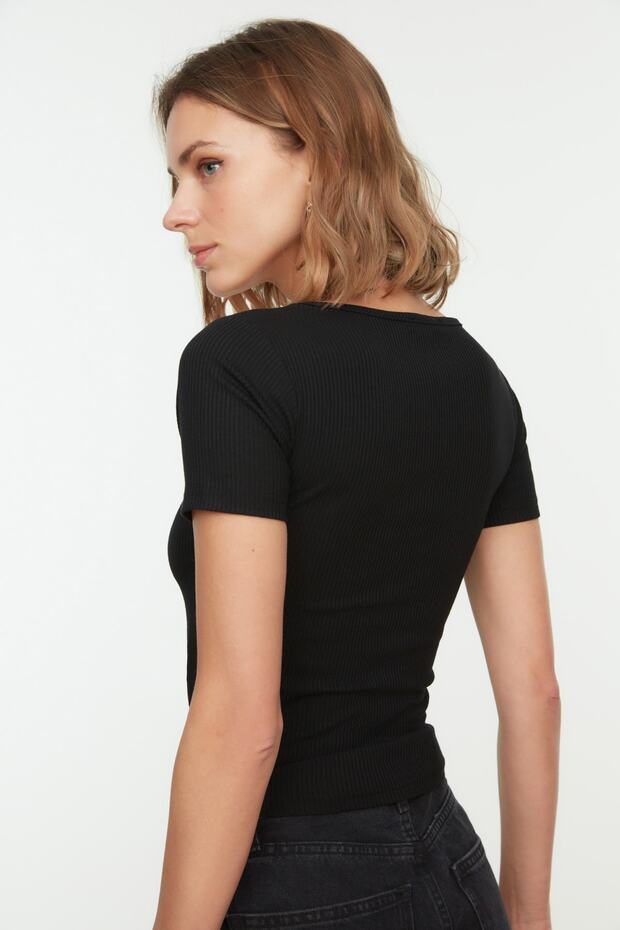 Siyah Havuz Yaka Detaylı Fitted/Vücuda Oturan Fitilli Esnek Crop Örme Bluz TWOSS20BZ1356 - 5